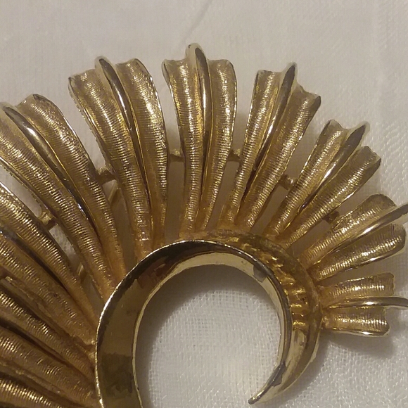 VINTAGE CORO BROOCH SWIRLED FEATHER - Picture 6 of 7